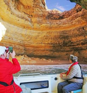 两人在船上拍摄洞穴照片