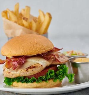 盘子里有鸡肉三明治和炸薯条