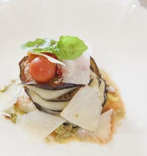 ein Stück Essen auf einem weißen Teller