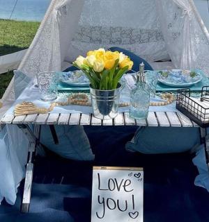 stůl s nápisem Miluji tě