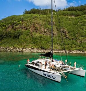 一群人在水中的帆船上