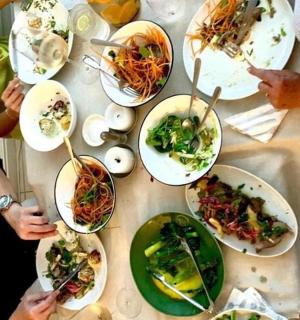 一群人围坐在桌旁,桌上摆着食物