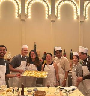 厨房里的一群人端着一盘食物