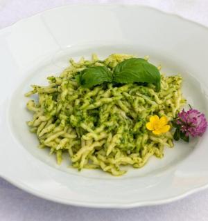 桌上有一碗白色的意大利面和一束鲜花