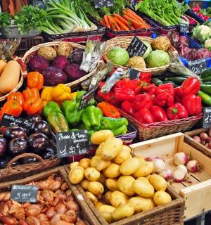 vystavení ovoce a zeleniny v košících na trhu