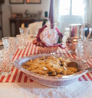 一张桌子上放着一碗意大利面