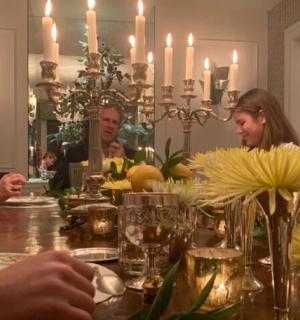 一群人坐在餐桌旁