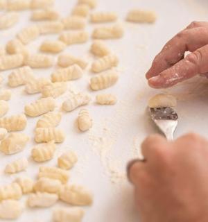 一个人正在用刀切花生