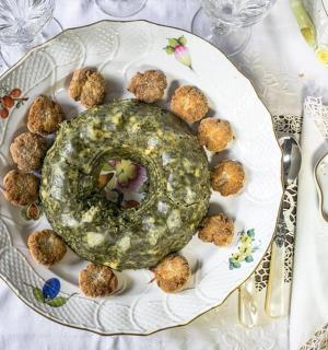 一盘食物和一个绿色西瓜