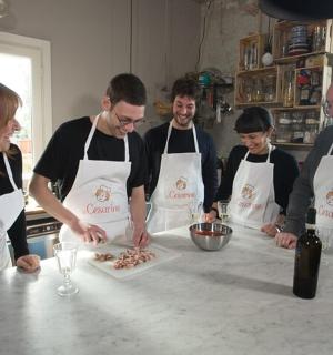 一群人站在柜台周围准备食物