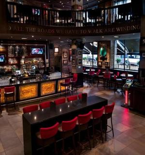 一家带红色椅子的酒吧餐厅