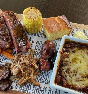 一盘有不同种类的肉和蔬菜的食物