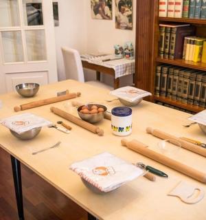 et bord med baseballudstyr på det i et bibliotek