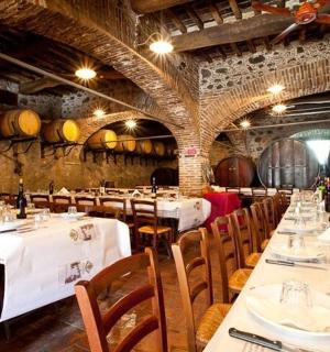 有桌椅和酒桶的餐厅