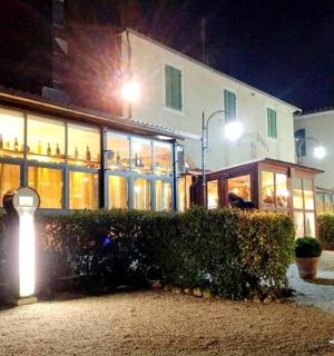 夜晚前有灯光的建筑物