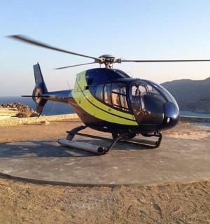 vrtulník je zaparkovaný na vrcholu kopce