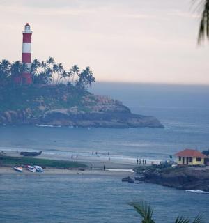 坐落在海边沙滩上的一座灯塔