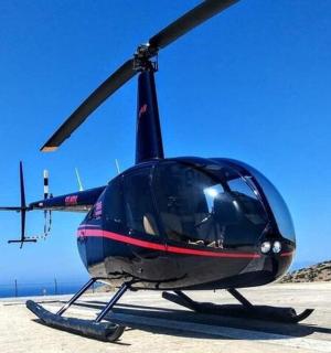 一架直升机停在海滩上