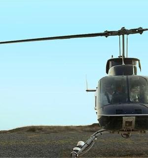 一架直升机停在田野里