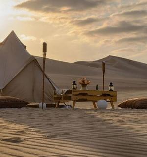 沙漠中的帐篷和沙中的桌子