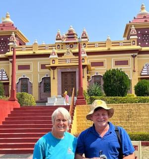 dva lidé stojící před budovou