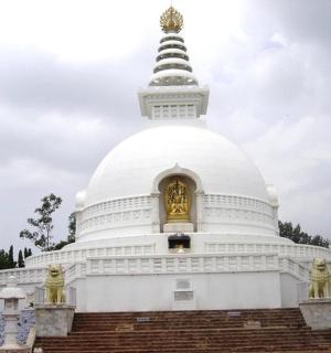 velký bílý chrám se zlatým zvonem