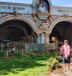 一名女子站在一栋建筑物前