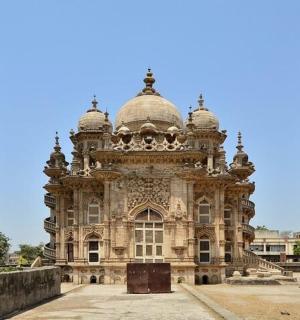 一座顶部有两个圆顶的老建筑