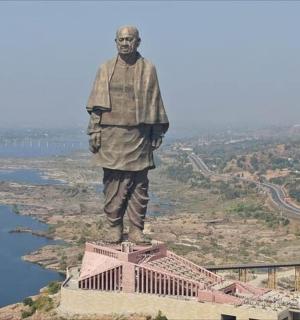 socha muže stojícího na střeše budovy