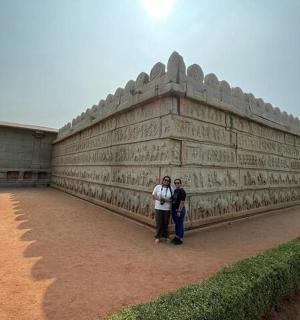 两个人站在一栋建筑物前