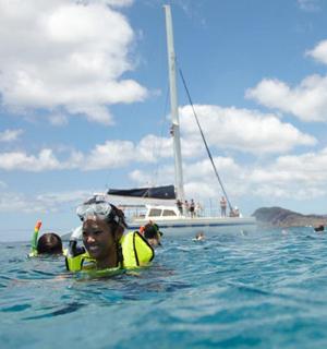 一名男子在船前的水中