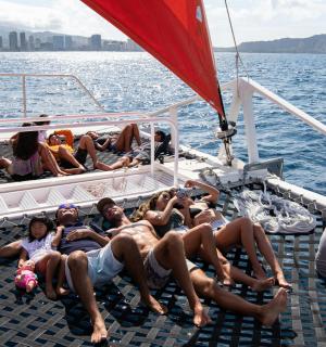 一群人躺在船尾