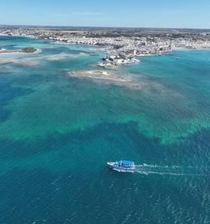 una vista aerea di una barca nell'oceano