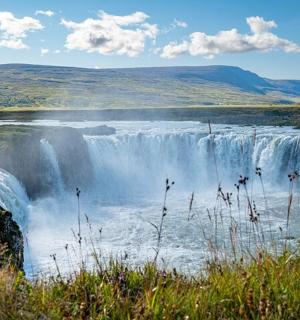 河中央的大瀑布