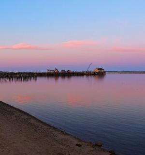 日落时分的水域景色