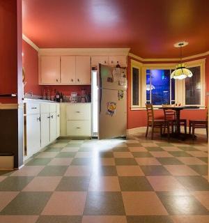 厨房配有白色冰箱和桌子