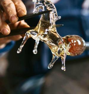 用棍子拿着画笔的人