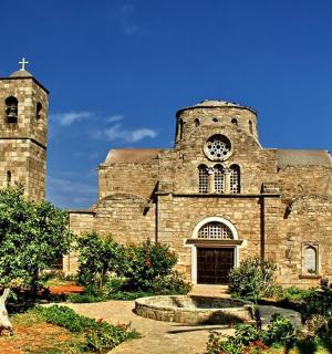 一座古老的石头教堂，上面有一座钟楼