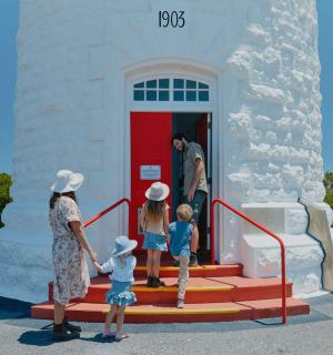 一群孩子站在一栋建筑物前