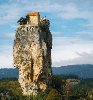 上面有房子的岩层