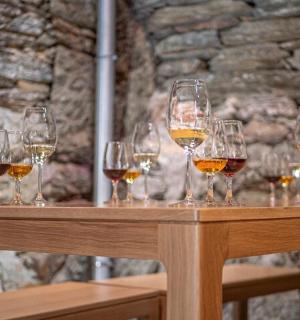 eine Gruppe von Weingläsern auf einem Tisch