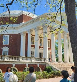 skupina lidí stojících před budovou