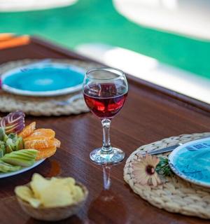 桌子上摆着两杯酒和几盘食物