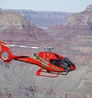 一架红色直升机飞越大峡谷