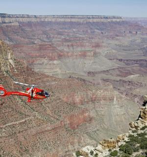 Červené letadlo letící nad Grand Canyonem