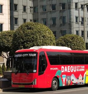 停在路边的一辆红色巴士