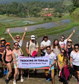 一群人举着牌子摆姿势拍照