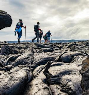 三个人在岩石上行走