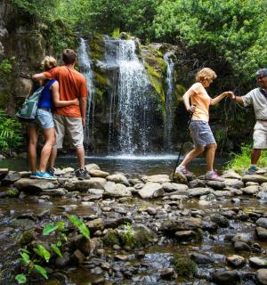 一群人站在瀑布前