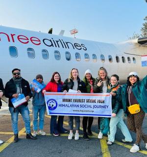 一群人站在飞机前